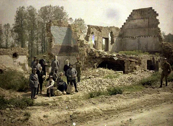Französische Soldaten und Schauspieler des Fronttheaters posieren in den Ruinen, Vauxrezis, Aisne, Frankreich, 1917 (Autochrom)